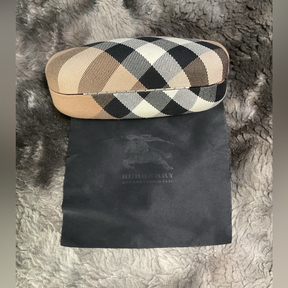 Burberry Plaid Eyeglass hard Case in Black and Tan fir sunglasses or glasses - Picture 5 of 5